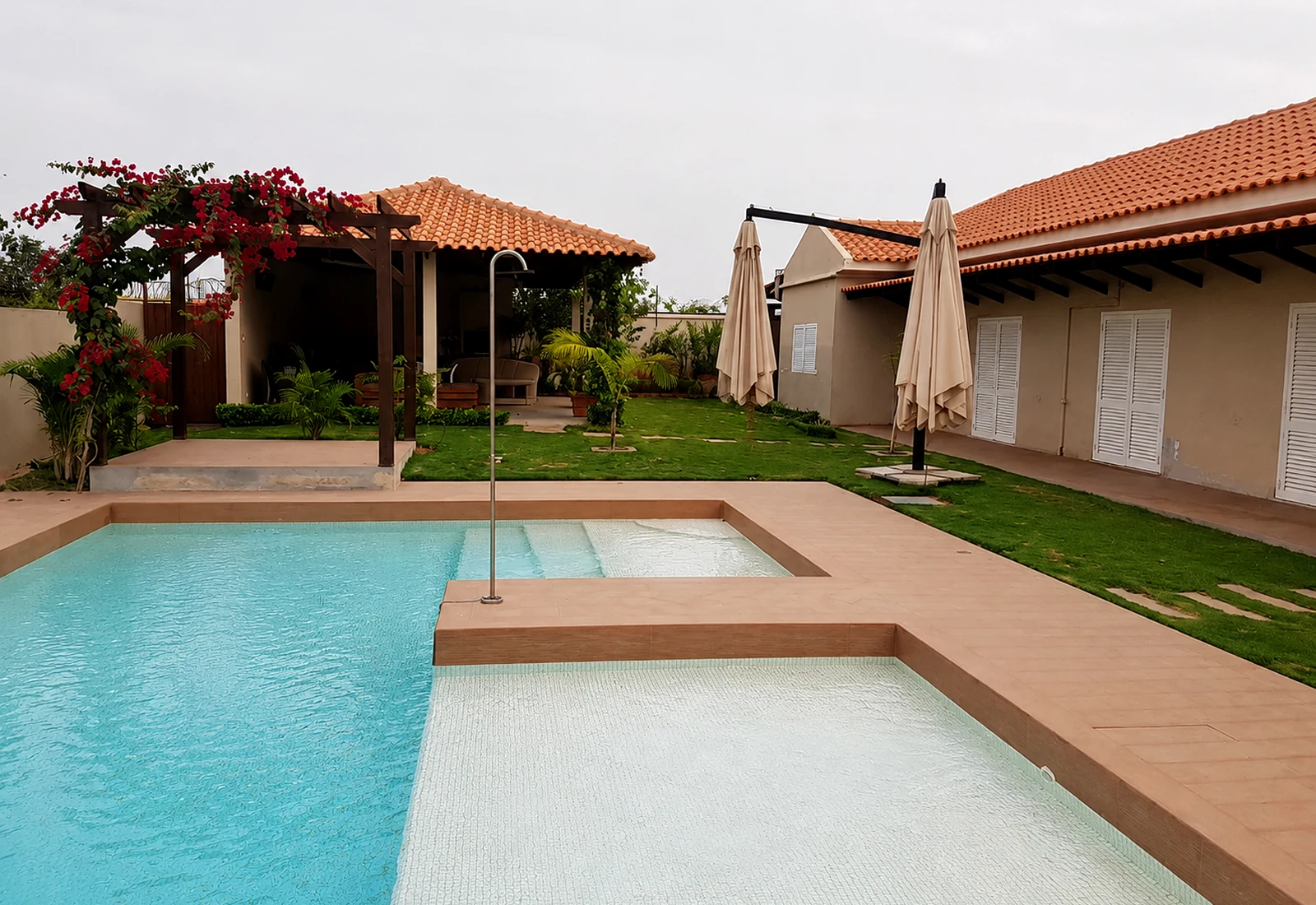 Moradia com Piscina em Luanda